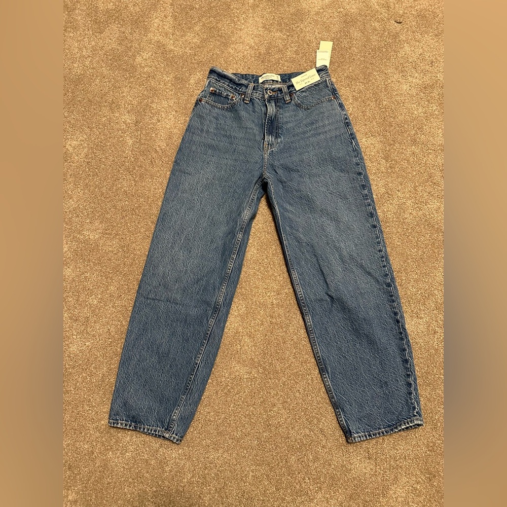 NWT Abercrombie and Fitch The Tapered Loose